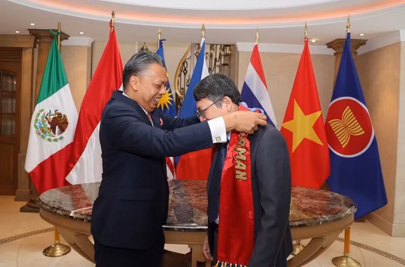 Malaysian Ambassador to Mexico Jamal Johan (left) hands over the ACMC Chairman ribbon to Vietnamese Ambassador to Mexico Nguyen Van Hai (Photo: VNA)