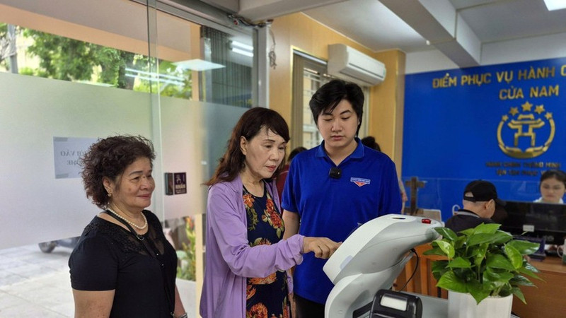 Residents use an AI robot to assist with administrative procedures in Cua Nam Ward, Ha Noi. (Photo: NDO)