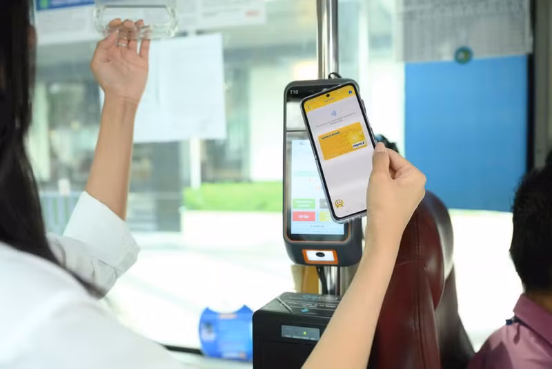 Contactless NAPAS card payments on bus networks. (Photo: NDO)