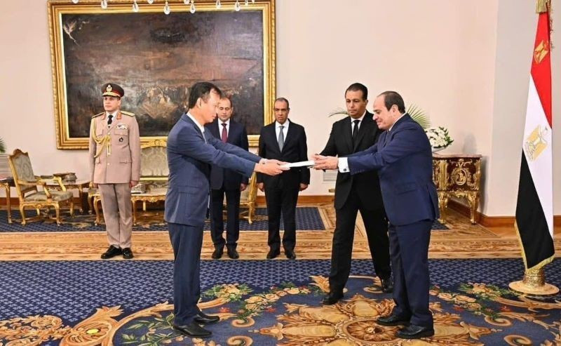 Vietnamese Ambassador Nguyen Nam Duong presents a letter of credentials from President Luong Cuong to President Abdel Fatah El-Sisi. (Photo: Vietnamese Embassy in Egypt)