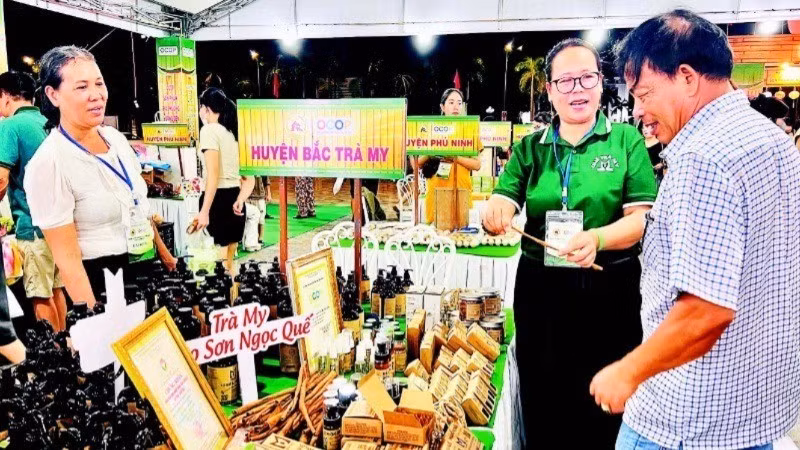 Introducing cinnamon products of Tra My Minh Phuc Cinnamon Cooperative that meet OCOP standards. (Photo: nhandan.vn)