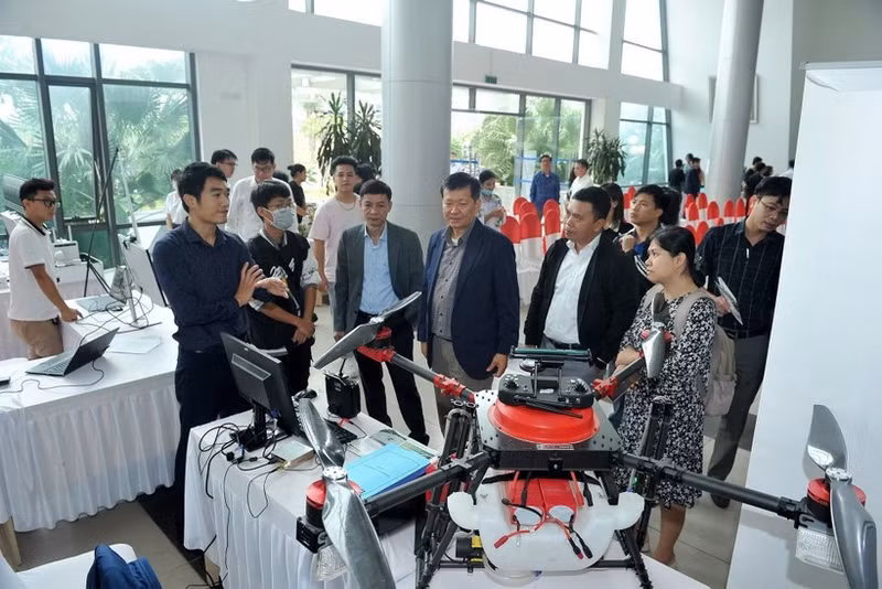Introducing high-tech products at the event connecting technology supply and demand in Hoa Lac High-Tech Park. (Photo: nhandan.vn)