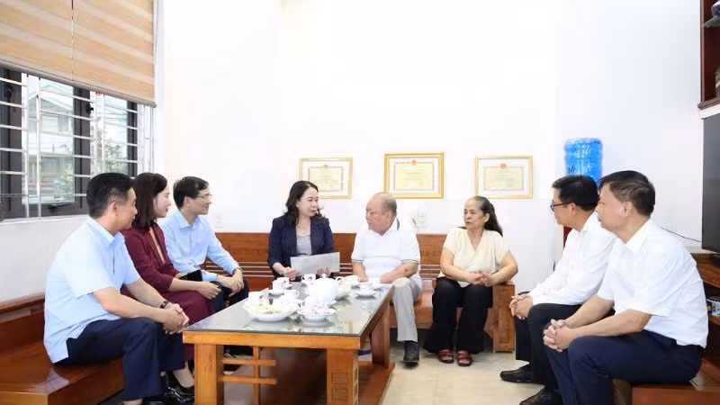Vice President Vo Thi Anh Xuan visited and presented gifts to the family of war invalid Doan Giang Hao in Group 6, zone 2A, Ha Long Ward, Quang Ninh Province. (Photo: NDO)