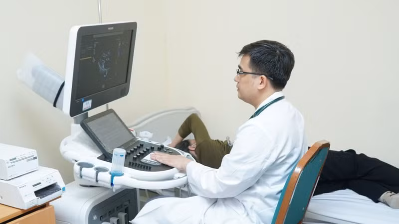 Hospital fee exemption will help perfect the healthcare system towards sustainability, reducing the risk of people delaying or abandoning treatment due to costs. (Illustrative photo)