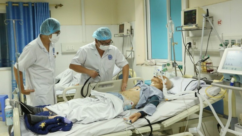 Doctors from the Viet Nam National Institute of Maritime Medicine examine patients. (Photo: VNA)