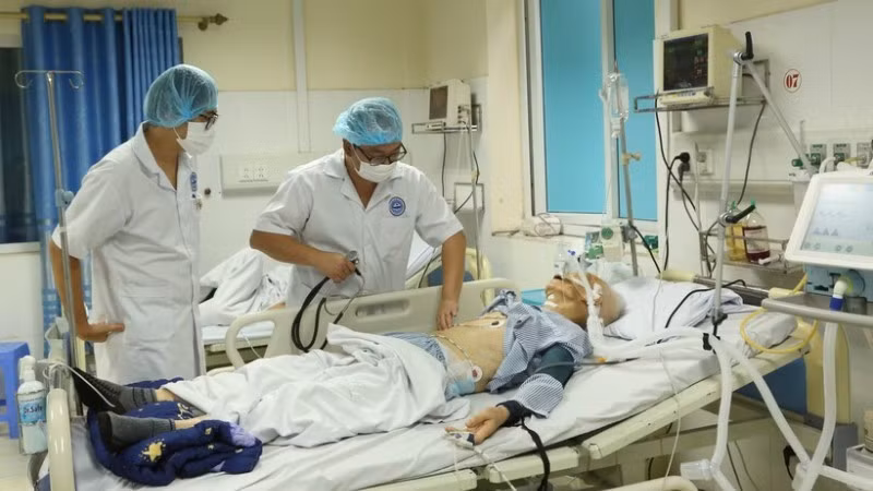 Doctors from the Viet Nam National Institute of Maritime Medicine examine patients. (Photo: VNA)