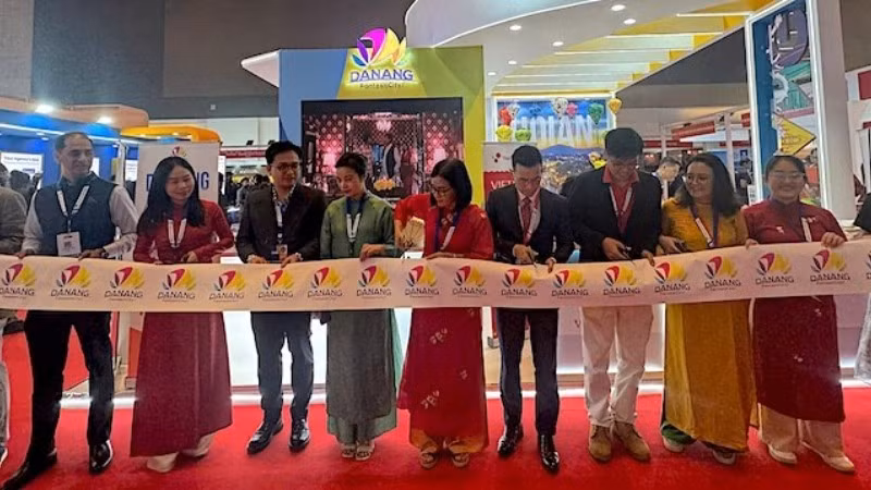 The opening ceremony of the Da Nang Tourism booth took place on February 5 (local time) with the participation of Le Quang Bien, Consul General of Viet Nam in India.