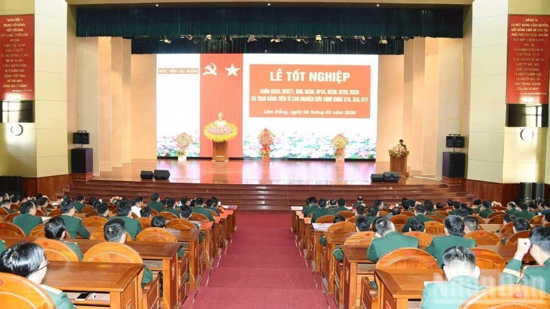 Overview of the military doctoral degree-awarding ceremony at the Army Academy.