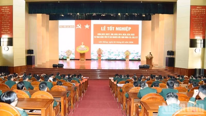 Overview of the military doctoral degree-awarding ceremony at the Army Academy.