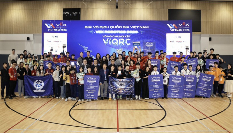 The winning teams from schools honoured at the final round of the Viet Nam National VEX Robotics Championship 2026.