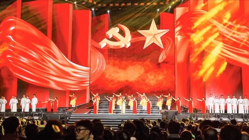 The medley "The Party Flag – Viet Nam, Spring Has Arrived" opened the art programme.