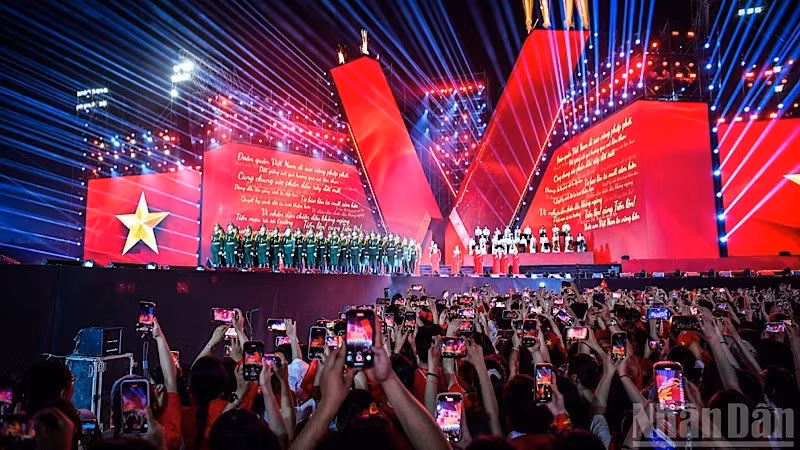 The political–artistic programme “The Fatherland in Our Hearts”, organised by Nhan Dan Newspaper to celebrate the 80th anniversary of the August Revolution and National Day (September 2), attracted special attention from the public. (Photo: NDO)