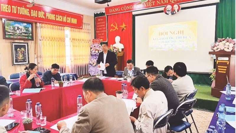 The conference to sign the emulation commitment among high schools for the 2025–2026 academic year at Muong Cha High School in Dien Bien Province.