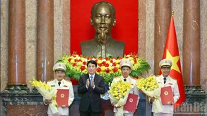 President Luong Cuong presents the promotion decisions to Le Tan Toi, Le Van Tuyen, and Nguyen Van Long.