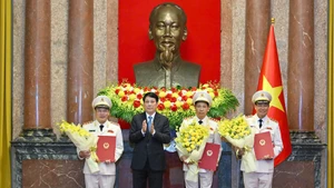 State President Luong Cuong (second from left) presents promotion decisions to Deputy Ministers of Public Security Le Tan Toi, Le Van Tuyen, and Nguyen Van Long (Photo: NDO)