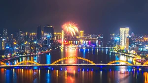 Spectacular fireworks display by Viet Nam’s Z121 team lights up Da Nang skies