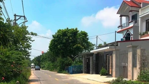 Inter-commune road passing through Dong Phu Commune (Chuong My District, Ha Noi) — a commune recently recognised as meeting the advanced new-style rural standards. (Photo: MINH VAN)