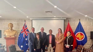 Vietnamese Ambassador to Australia Pham Hung Tam (third from right) at the reception for Logan K. Howlett, Mayor of the City of Cockburn, Western Australia on June 23 (Photo: VNA)