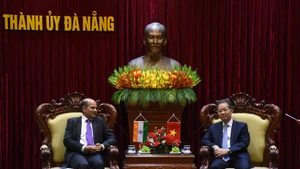 Nguyen Van Quang, Secretary of Da Nang Municipal Party Committee, hosts a reception for Sandeep Arya, Ambassador of India to Viet Nam. (Photo: ANH DAO)