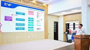 A representative of Electricity Finance Joint Stock Company shares the enterprise’s contributions to the National financial inclusion strategy. (Photo: Bao Long)