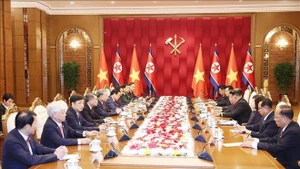 General Secretary of the Communist Party of Viet Nam (CPV) Central Committee To Lam (fifth, left) holds talks with General Secretary of the Workers' Party of Korea and President of the State Affairs of the DPRK Kim Jong Un (fourth, right) (Photo: VNA)