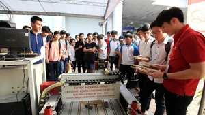 The 4-axis milling machine BK CIM - CNC, developed by the Institute of Mechanical Engineering, Department of Manufacturing Technology, Ha Noi University of Science and Technology, is on display at the exhibition showcasing scientific and technological achievements on the occasion of the university’s anniversary. (Photo: VNA)