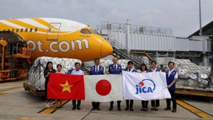 Representatives from the Ministry of Agriculture and Environment receive relief supplies from the Japan International Cooperation Agency (JICA) for the people of Bac Ninh Province. (Photo: Department of Dike Management and Disaster Prevention and Control)