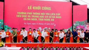 General Secretary To Lam, together with leaders of the Party, the State, central ministries and agencies, and Nghe An Province, attend the groundbreaking ceremony.