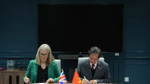 Vietnamese Minister of Education and Training Nguyen Kim Son (R) and Minister of State (Minister for Skills) in the UK Department for Education Jacqui Smith agree to enhance cooperation across multiple education levels. (Photo: VNA)