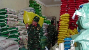 Soldiers transport rice to distribute to flood-hit residents on October 31. (Photo: VNA)
