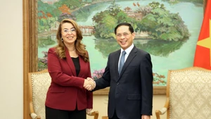 Deputy Prime Minister Bui Thanh Son (R) and Ghada Waly, UN Under-Secretary-General and Director-General, in Ha Noi on October 21. (Photo: baochinhphu.vn)