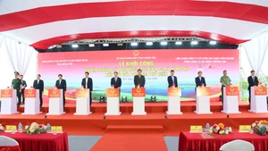 Leaders of Hung Yen Province and representatives of relevant units press the button to launch the groundbreaking ceremony for the road project connecting Thai Binh Ward with Hung Ha Commune and Pho Hien Ward.