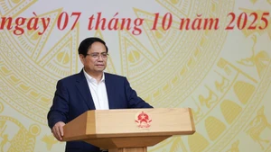 Prime Minister Pham Minh Chinh presides over the 16th session of the National Steering Committee on combating IUU fishing on October 7. (Photo: VNA)