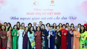 Representatives from the Ministry of Foreign Affairs and the Viet Nam Ao Dai Cultural Association attend the programme.