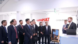 The Vietnamese delegation visits Catapult Network in London. (Photo: VNA)