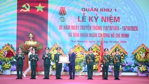 Party General Secretary To Lam presents the Ho Chi Minh Order to Military Region 1 (Photo: Dang Khoa)