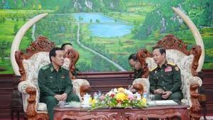 Lao Minister of National Defence Sen. Lt. Gen. Khamlieng Outhakaysone (right) and Commander of of the Viet Nam Border Guard at their meeting on October 10. (Photo: VNA)