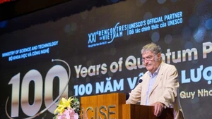 Nobel Laureate in Physics Professor Serge Haroche addresses the international conference “100 Years of Quantum Physics,” in Gia Lai province. (Photo: VNA broadcasts)