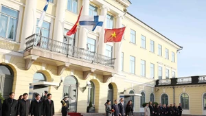 Finnish President Alexander Stubb and his spouse host a welcome ceremony for Vietnamese Party General Secretary To Lam and his spouse on October 21, 2025. (Photo: VNA)