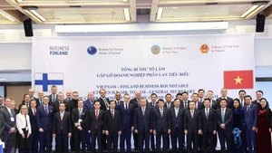Party General Secretary To Lam (ninth from right, first row) and representatives of leading Finnish enterprises. (Photo: VNA)