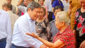 Vu Dai Thang, Member of the Party Central Committee and Secretary of the Provincial Party Committee, talks with members of Party Cell 1, Viet Hung Ward.