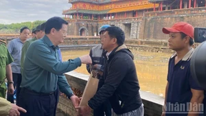 Deputy Prime Minister Mai Van Chinh visits and presents gifts to the sanitation workers and security staff responsible for maintaining the Imperial City of Hue. (Photo: NDO)
