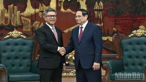 Prime Minister Pham Minh Chinh (right) receives Indonesian Ambassador to Viet Nam Denny Abdi at the end of his tenure (Photo: NDO)