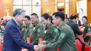 Party General Secretary To Lam (left) and delegates at the meeting (Photo: VNA)