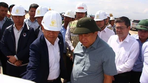Deputy Prime Minister Nguyen Chi Dung and his delegation inspect the progress of the Quang Tri Airport project.