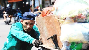 The wage increase aims to enhance workers’ living conditions while ensuring that businesses can maintain stability and continue expanding their production and operations. (Photo: NDO)