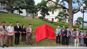 The delegates jointly unveil the “Viet Nam Heritage Tree” symbol at the SenNa Wellness Retreat.