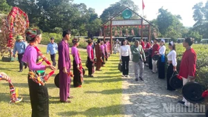 International delegates explore Muong culture