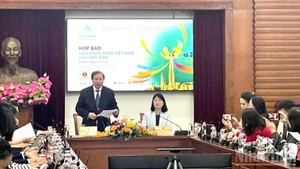 Deputy Minister of Culture, Sports and Tourism Ta Quang Dong delivers a speech at the press conference.