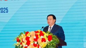 Politburo member Nguyen Xuan Thang speaks at the conference.